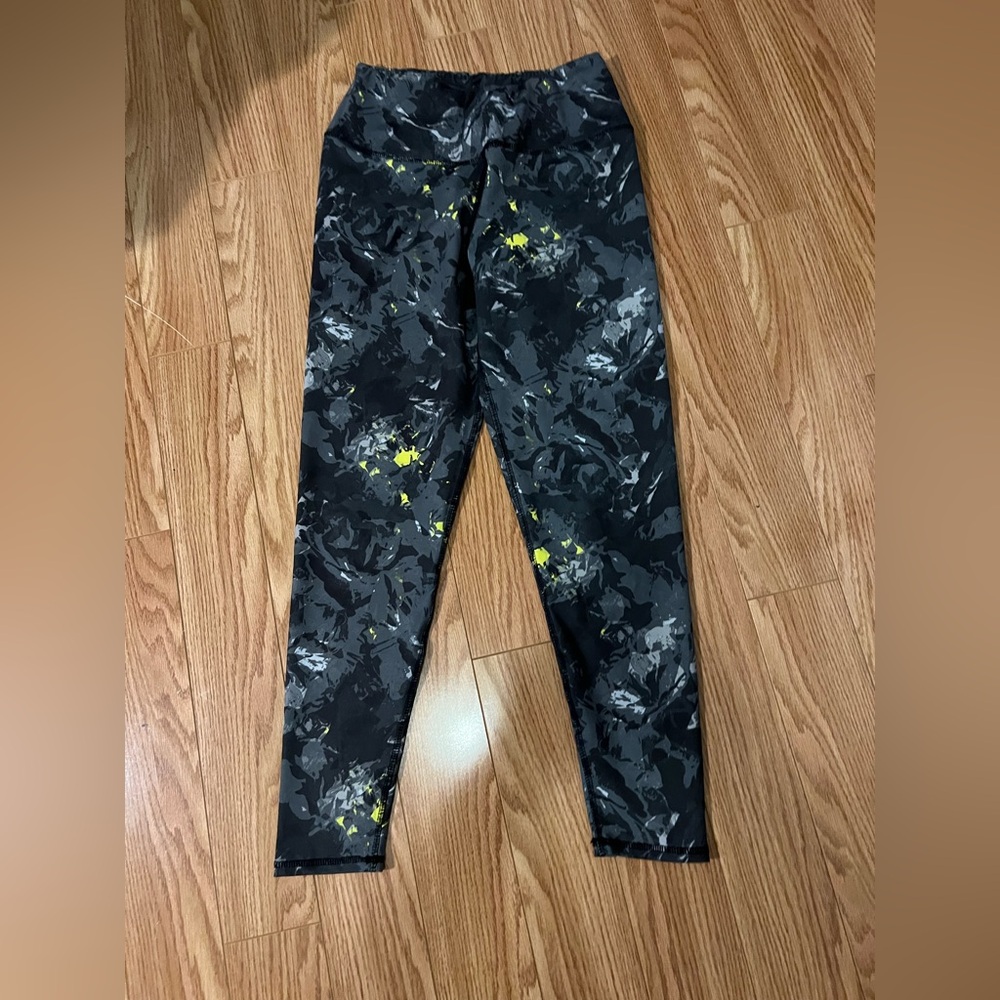 Tahari Sport Camouflage Print Leggings size M